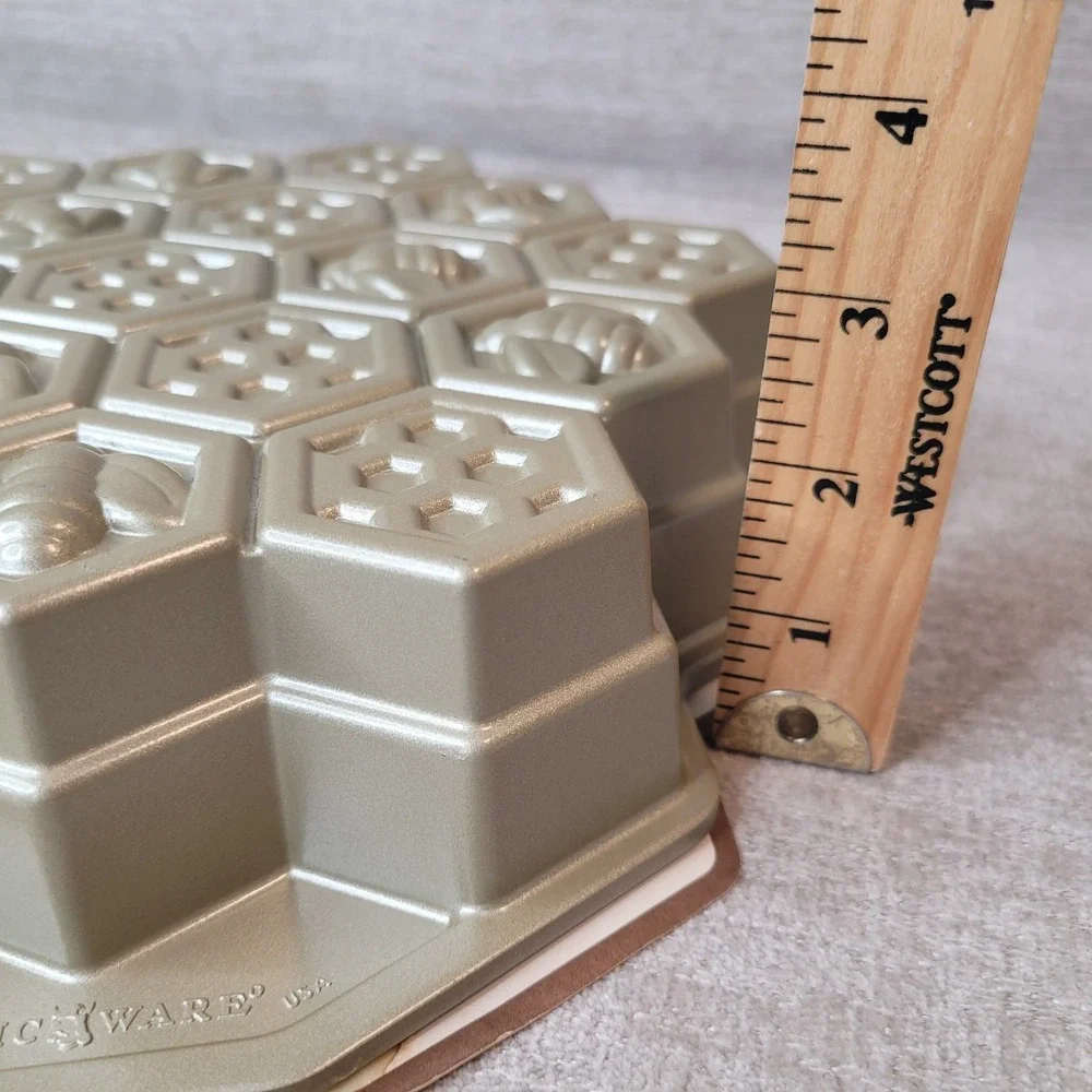 Nordic Ware Pull‎ Apart Beehive Bee Hive Honeycomb Cake Pan Williams Sonoma NEW